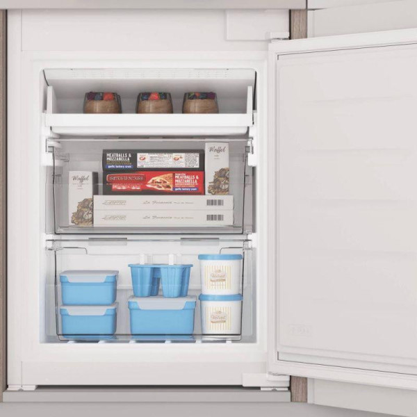 Холодильник с морозильной камерой Indesit INC20T321