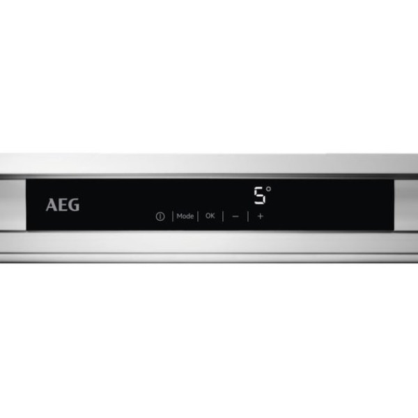 Встроенный холодильник AEG SKE818E9ZC